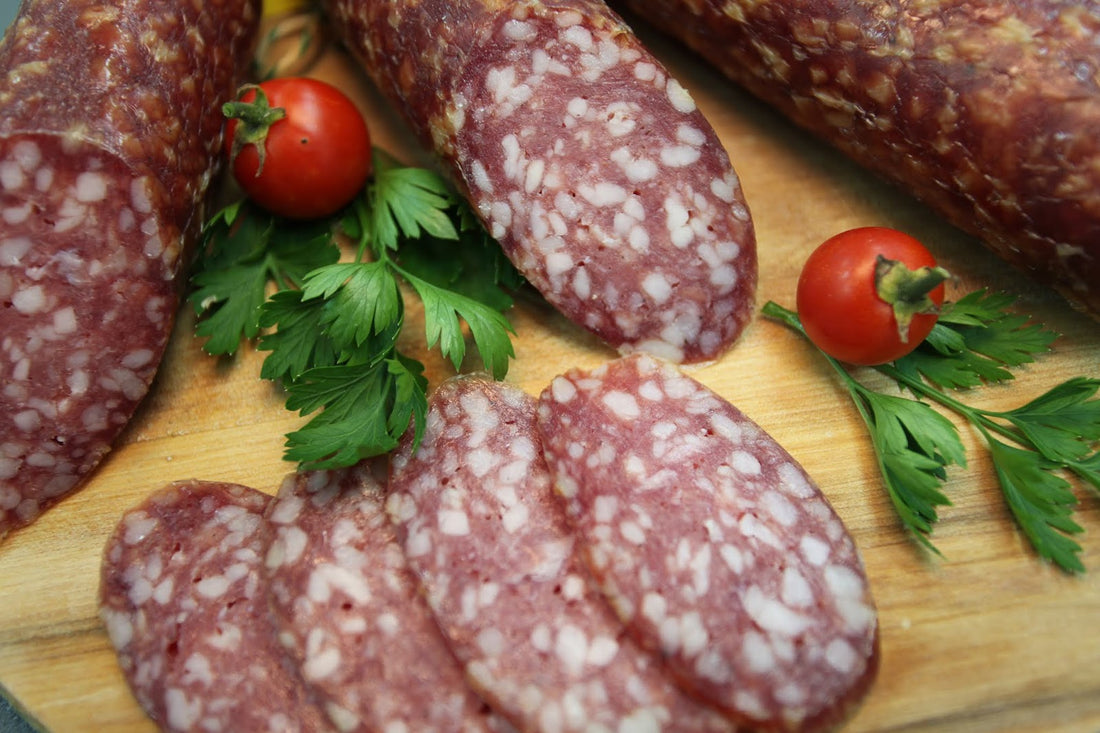 Arcydzieło Wędliniarstwa: Odkryj Tradycyjną Polską Kiełbasę Długodojrzewającą – Smak, Który Pamiętasz!